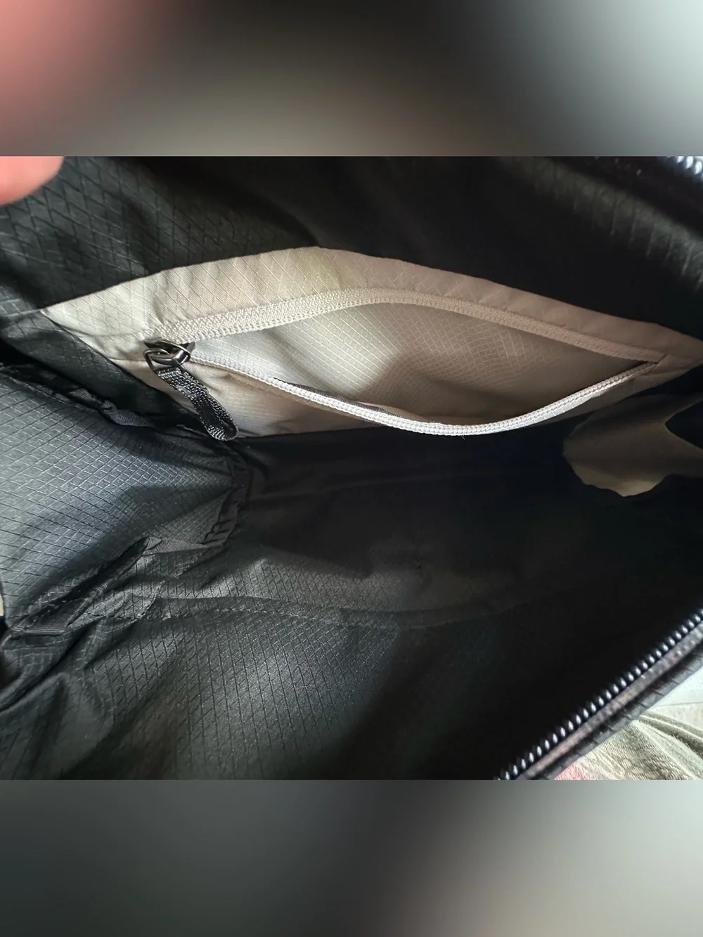 Bellroy Lite Sling in black - Picture 6 of 8